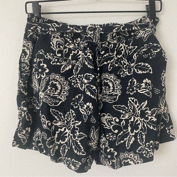 SOLD LOFT Black Floral Pleated Pull On Shorts - Picture 2 of 10